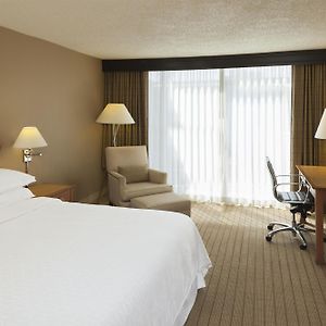 Club Level King Room Pool View